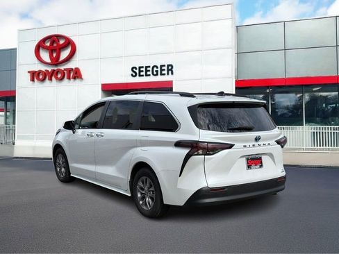 Used 2024 Toyota Sienna XLE image 7