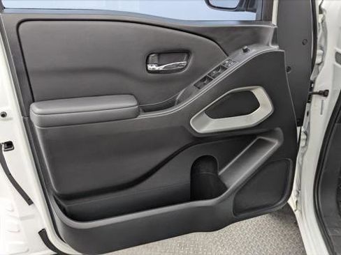 Used 2022 Nissan Frontier SV w/ Technology Package RWD image 13