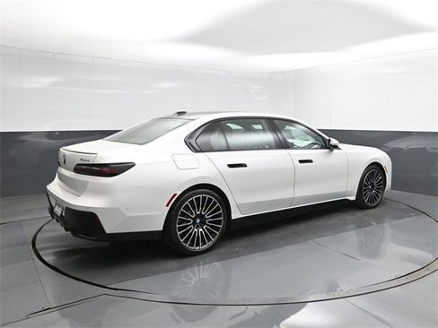 New 2026 BMW 750e xDrive w/ Premium Package image 15