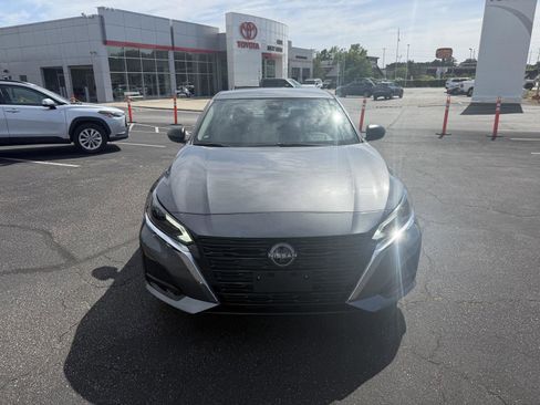 Used 2025 Nissan Altima 2.5 SV FWD image 2