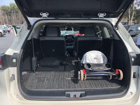 Used 2020 Toyota Highlander XLE image 19