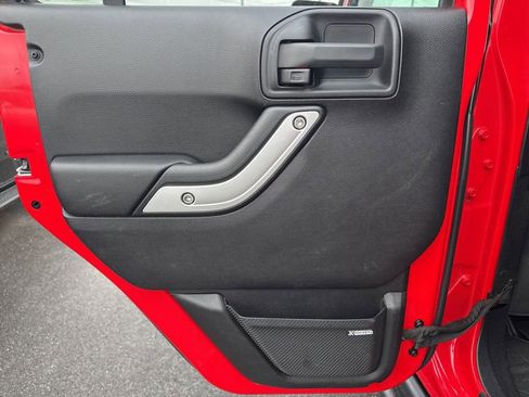 Used 2016 Jeep Wrangler Unlimited Rubicon w/ Connectivity Group image 37