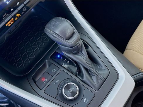 Used 2020 Toyota RAV4 LE image 20