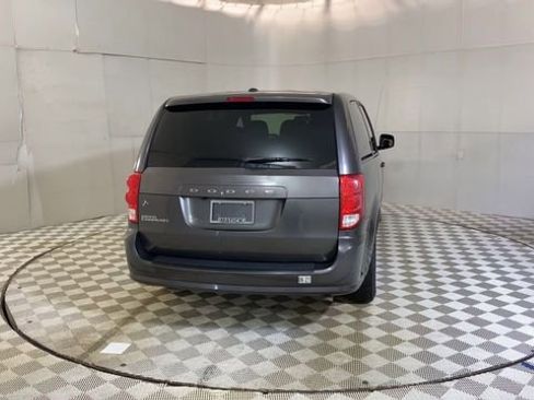 Used 2017 Dodge Grand Caravan SE FWD image 2