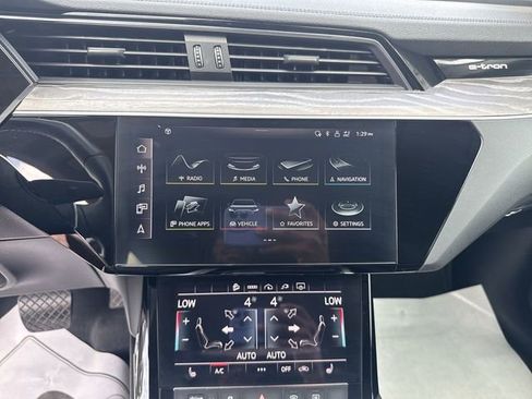 Used 2021 Audi e-tron Premium w/ Towing Package AWD/4WD image 18