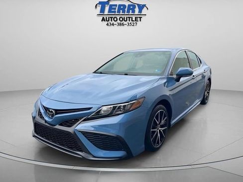 Used 2023 Toyota Camry SE image 4
