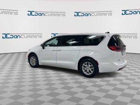 Used 2025 Chrysler Pacifica Select FWD image 6