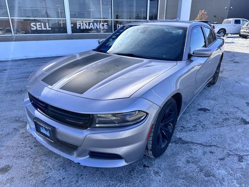 Used 2015 Dodge Charger SXT image 3