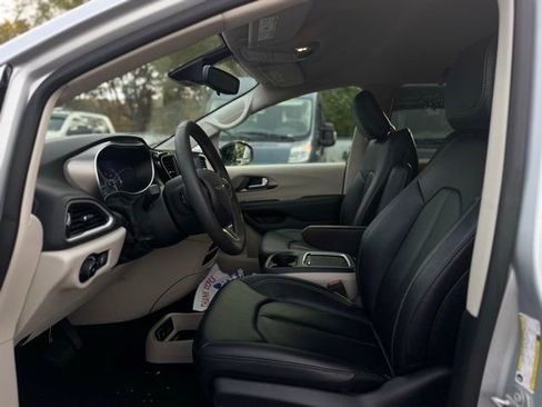 Certified 2024 Chrysler Pacifica Touring-L image 17