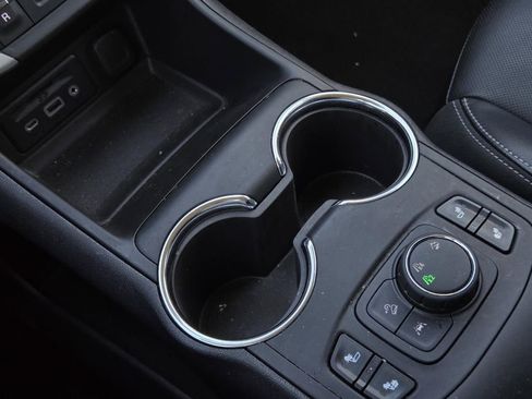 Used 2024 GMC Terrain SLT image 23