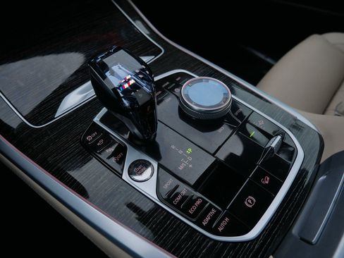 Used 2022 BMW X7 M50i image 24