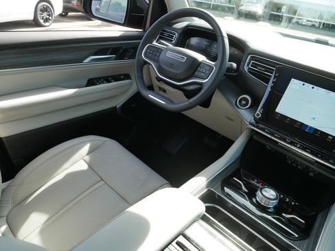 Certified 2024 Jeep Wagoneer Series III w/ Premium Group I AWD/4WD image 9