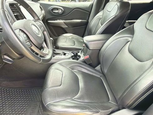 Used 2019 Jeep Cherokee Limited w/ Luxury Group FWD image 19