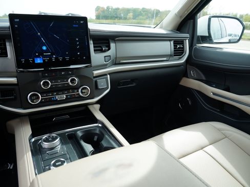 Used 2024 Ford Expedition XLT image 23