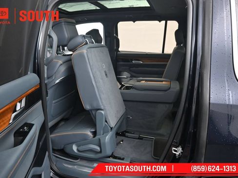 Used 2022 Jeep Grand Wagoneer Series III AWD/4WD image 32