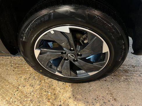 Used 2025 Nissan Rogue SV image 31