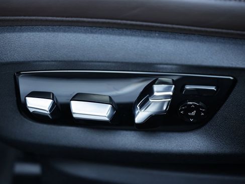 Used 2022 BMW 750i xDrive w/ Luxury Rear Seating Package image 24