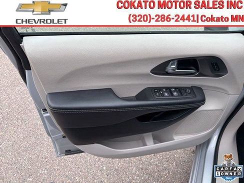 Used 2023 Chrysler Pacifica Touring-L FWD image 16