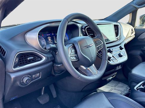 Used 2025 Chrysler Pacifica Select FWD image 9