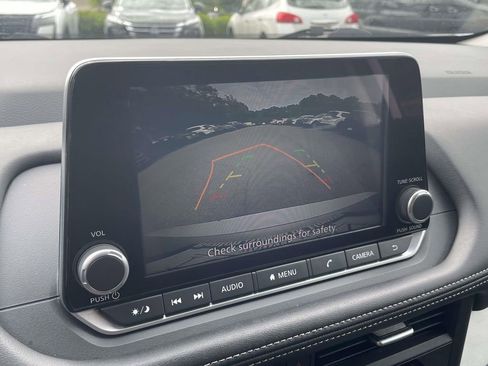 Used 2025 Nissan Rogue SV FWD image 24