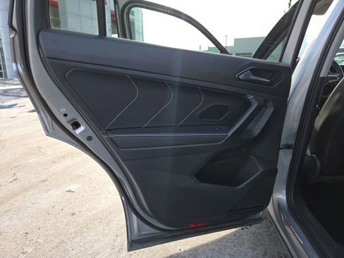 Used 2022 Volkswagen Tiguan SE image 12