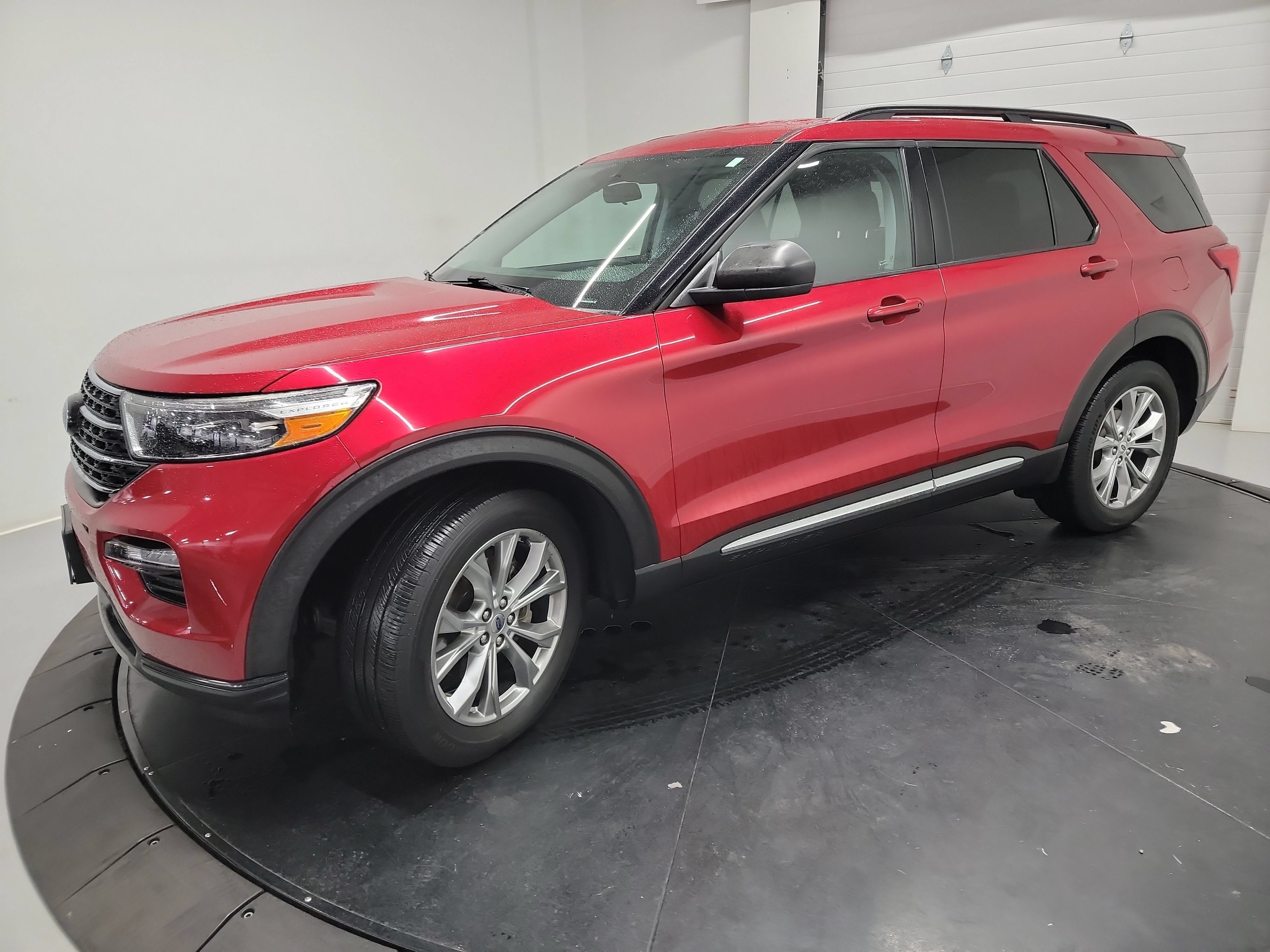 Used 2020 Ford Explorer XLT w/ Equipment Group 202A AWD/4WD image 3