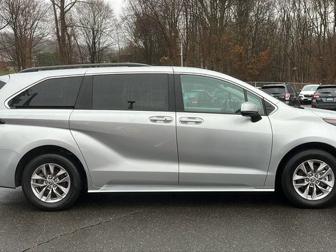 Used 2024 Toyota Sienna XLE image 4