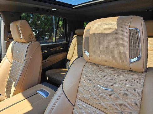 Used 2022 Cadillac Escalade Premium Luxury image 17