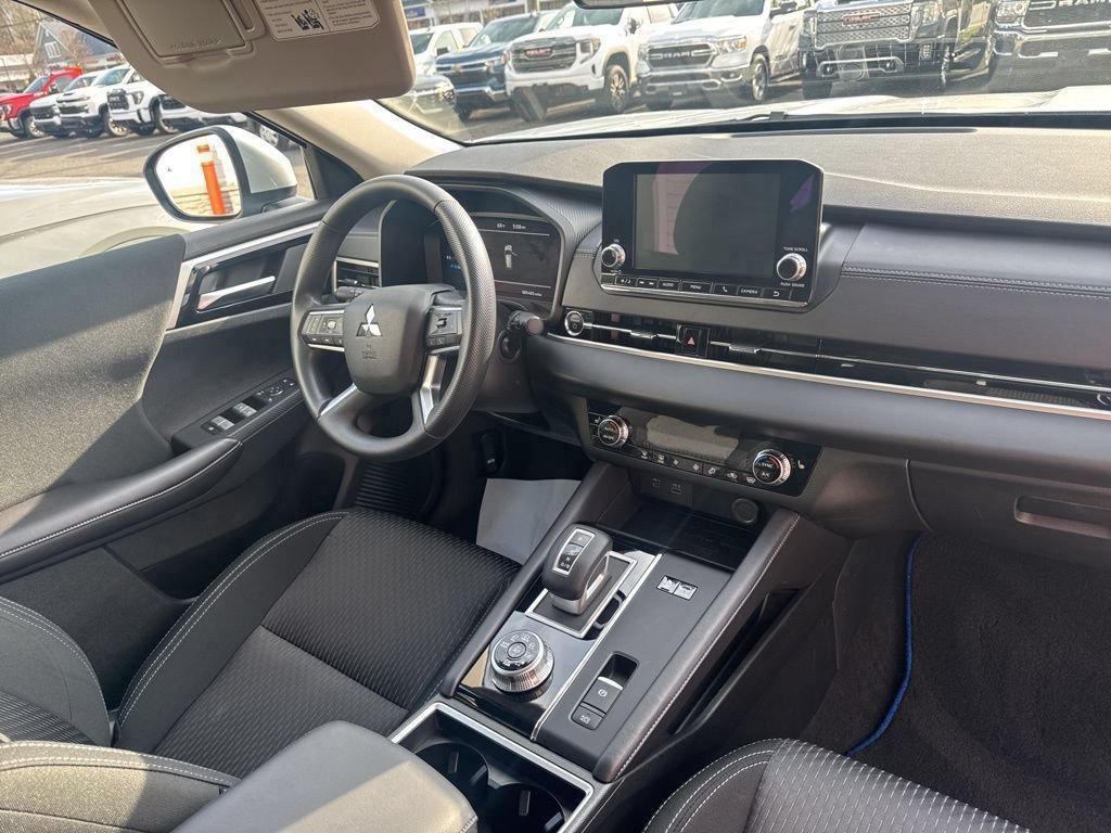 Used 2025 Mitsubishi Outlander ES AWD/4WD image 44