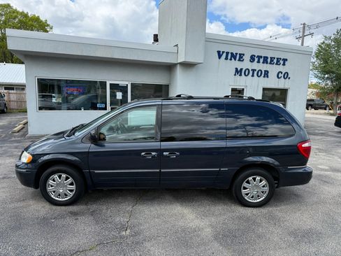 Used 2007 Chrysler Town & Country Limited FWD image 1