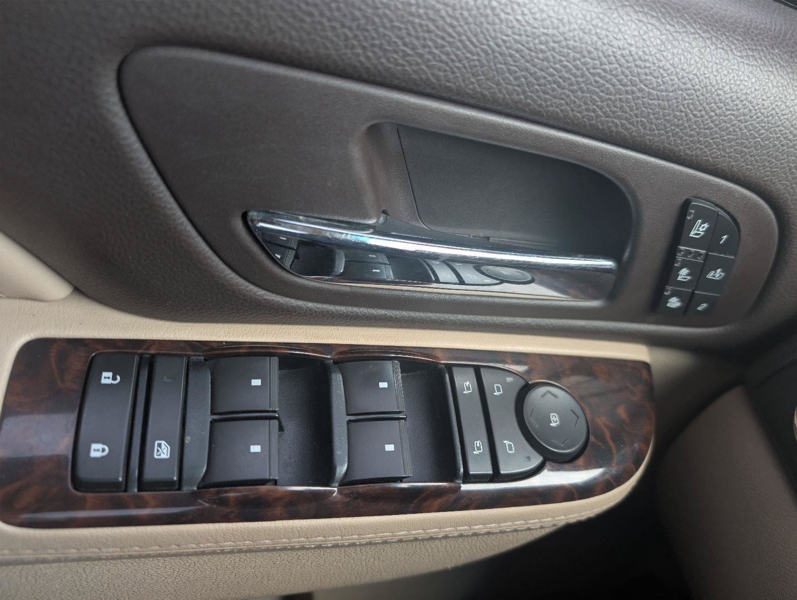 Used 2011 GMC Yukon XL Denali AWD/4WD image 24