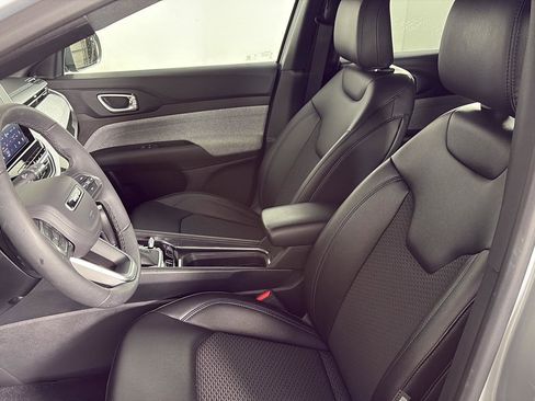 Used 2025 Jeep Compass Latitude image 24