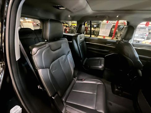 Used 2022 Jeep Grand Cherokee L Limited w/ Luxury Tech Group II image 16