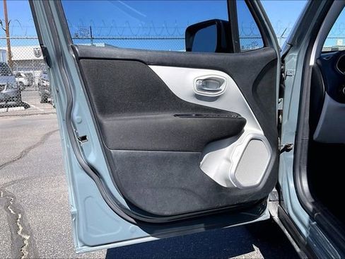 Used 2018 Jeep Renegade Latitude w/ Trailer Tow Group AWD/4WD image 18