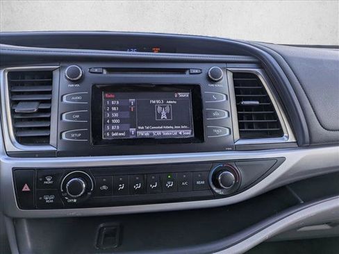 Used 2019 Toyota Highlander LE image 12