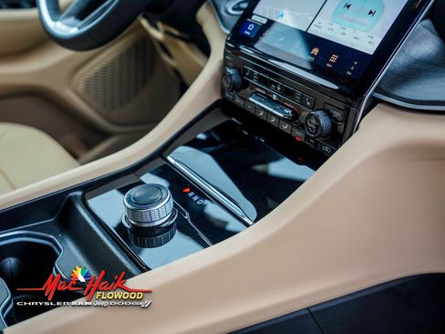 Used 2024 Jeep Grand Cherokee Limited image 18