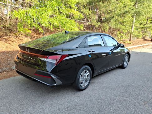 New 2026 Hyundai Elantra SE FWD image 3