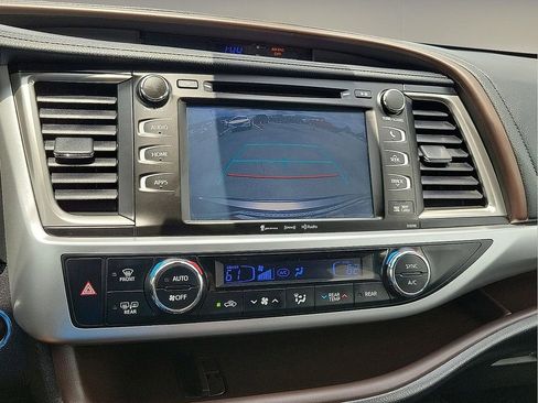 Used 2019 Toyota Highlander XLE FWD image 17