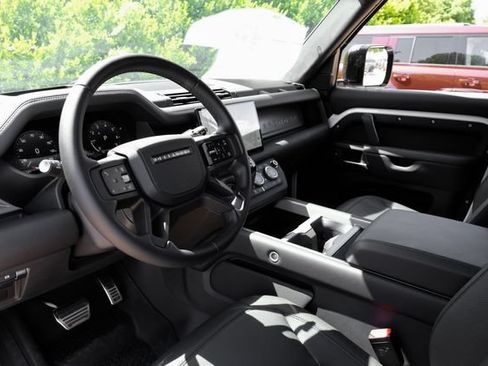 Used 2025 Land Rover Defender 110 V8 AWD/4WD image 3