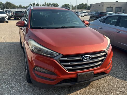 Used 2016 Hyundai Tucson SE w/ Option Group 02 AWD/4WD image 2