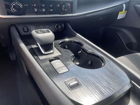 Used 2025 Nissan Rogue S image 30