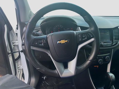 Used 2022 Chevrolet Trax LT w/ LT Convenience Package image 10