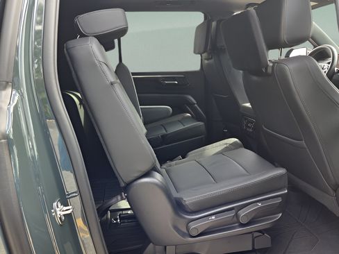 Used 2026 Chevrolet Suburban Z71 AWD/4WD image 14