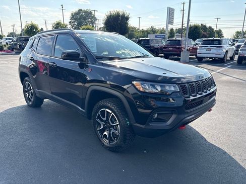 Used 2025 Jeep Compass Trailhawk AWD/4WD image 7