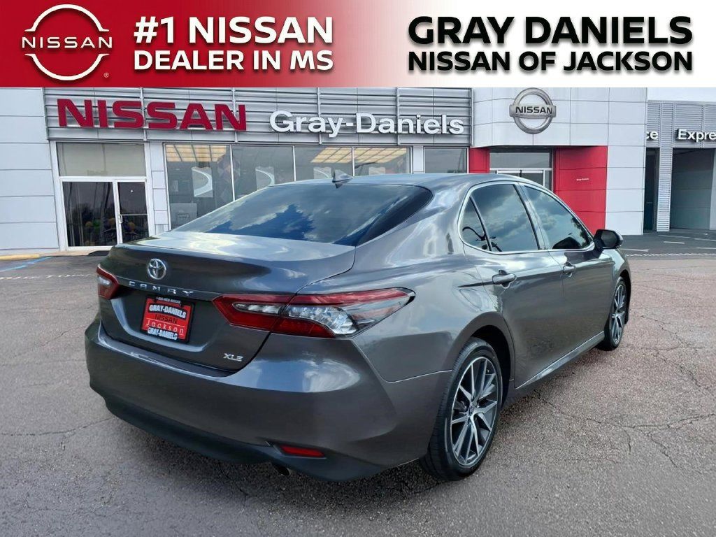 Used 2022 Toyota Camry XLE FWD image 7