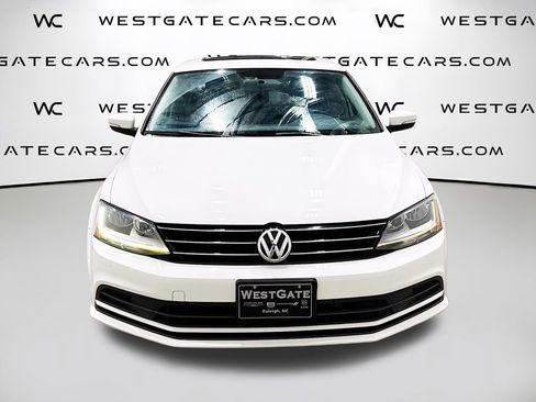 Used 2017 Volkswagen Jetta SE image 2