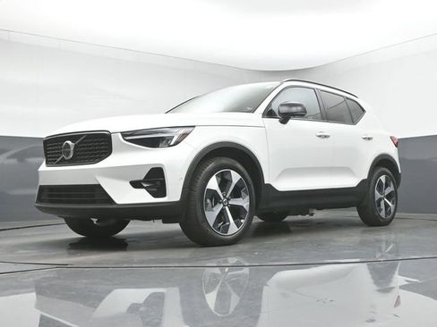 Used 2024 Volvo XC40 B5 Plus image 36