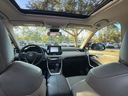 Used 2022 Toyota RAV4 XLE Premium image 17