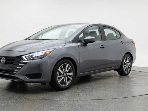 Used 2025 Nissan Versa SV image 2