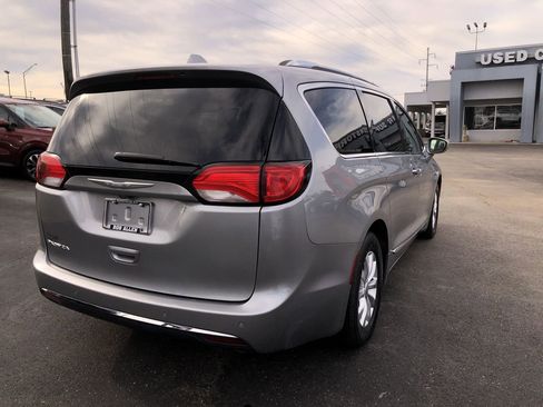 Used 2018 Chrysler Pacifica Touring-L image 5
